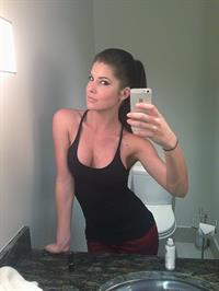 Amanda Cerny taking a selfie
