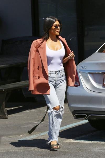 Kourtney Kardashian braless tits pokies in a white top seen by paparazzi showing off her boobs.









































