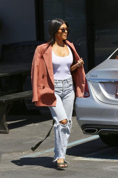 Kourtney Kardashian braless tits pokies in a white top seen by paparazzi showing off her boobs.








































