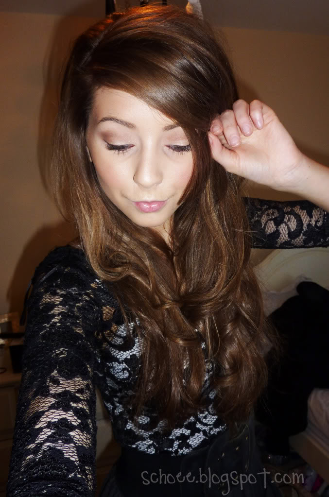 Zoe Sugg taking a selfie