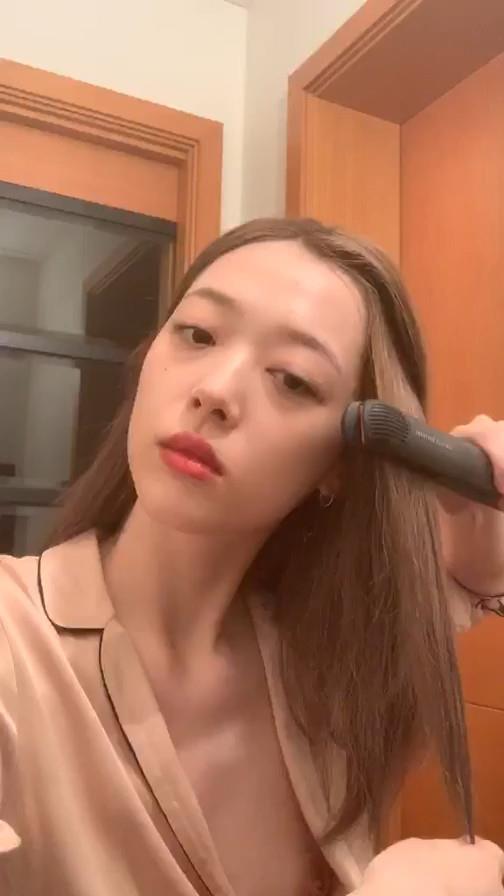 Sulli Choi nip slip wardrobe malfunction accidentally flashing her nude boobs on a livestream.


























