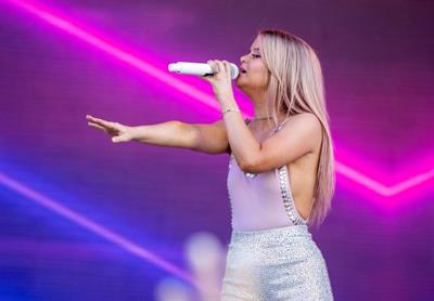 Maren Morris side boob cleavage with her braless boobs on stage singing.


































