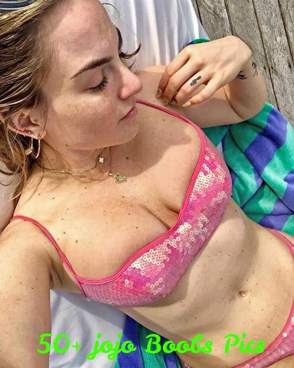 JoJo in a bikini taking a selfie