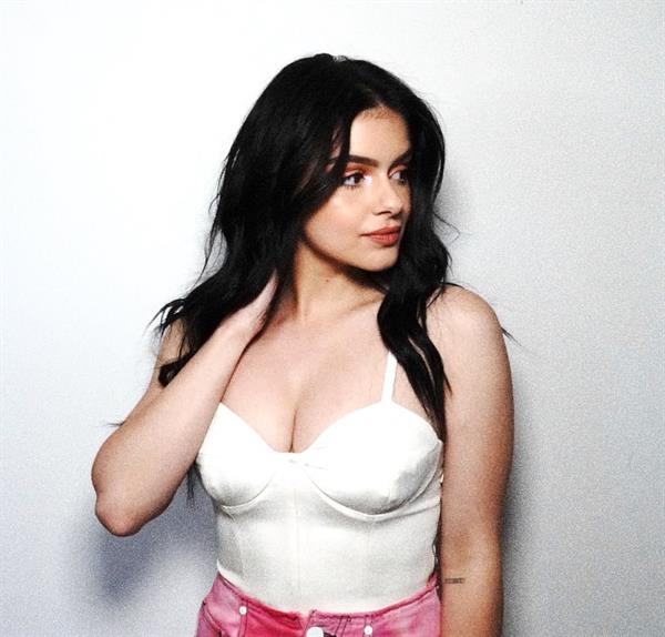 Ariel Winter sexy in a white top showing nice cleavage with her big tits.












































