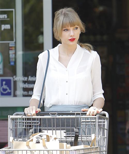 Taylor Swift - running errands in Los Angeles (03.04.2013) 