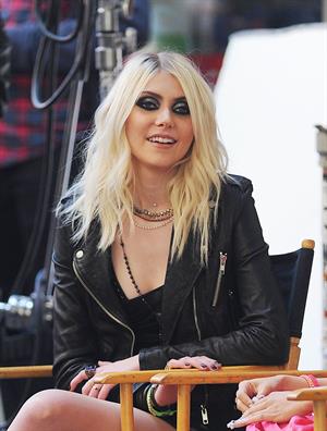 Taylor Momsen on the set of an untitled Tomomi Itano Music Video (09.04.2013) 