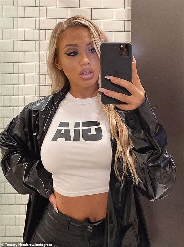 Tammy Hembrow taking a selfie
