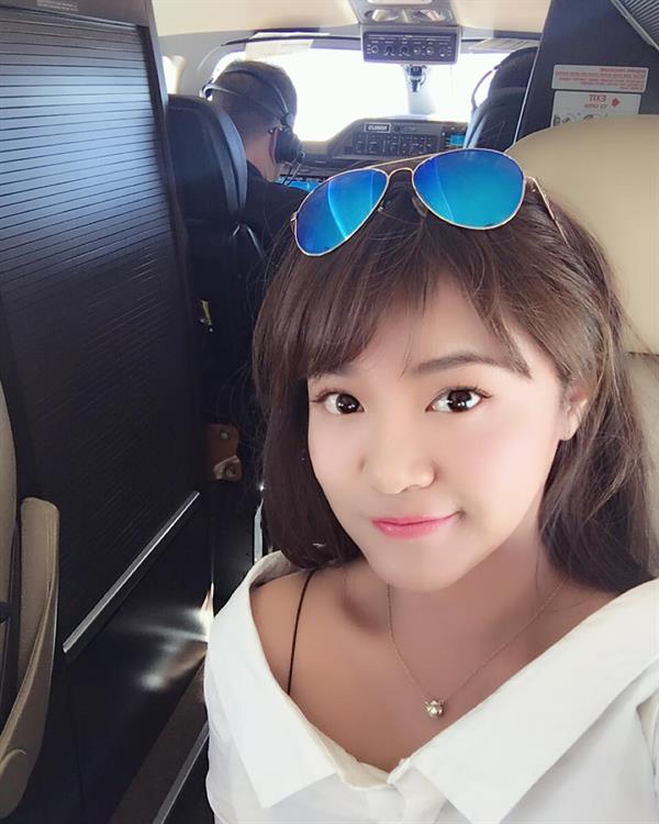 Rebecca Chen (mayuschen) taking a selfie