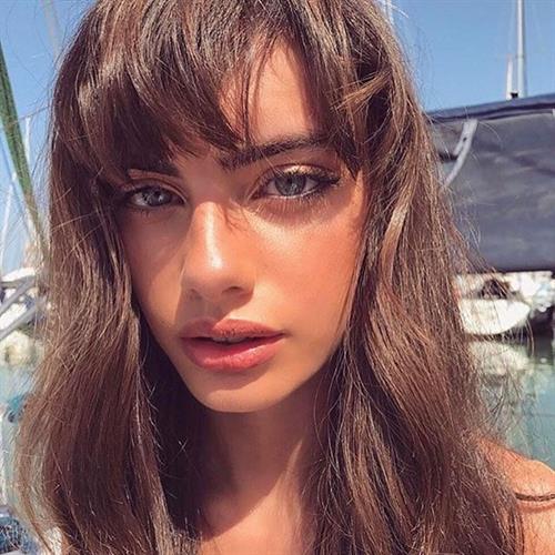 Yael Shelbia taking a selfie