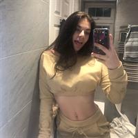 Lauren Alexis taking a selfie