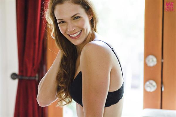 Amanda Righetti in lingerie