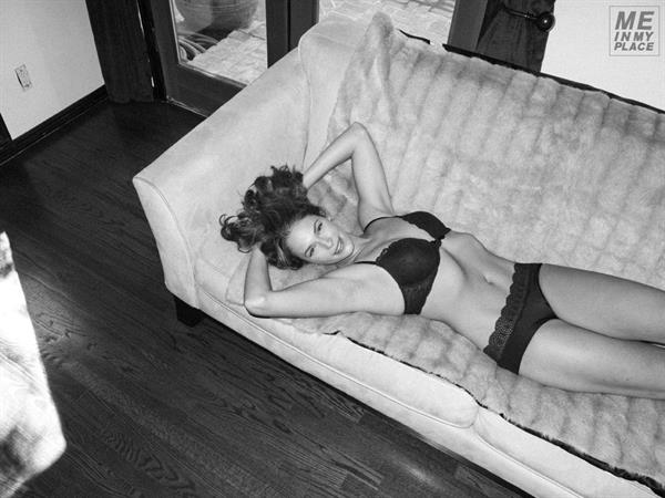Amanda Righetti in lingerie