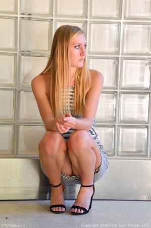 Jenni Nude Pictures Sensual In Heels