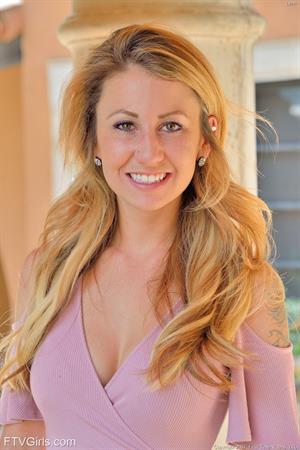 Leah Nude Pictures Pretty In Pink