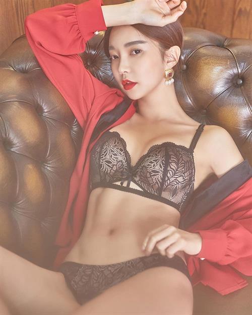 Park Soo Yeon in lingerie