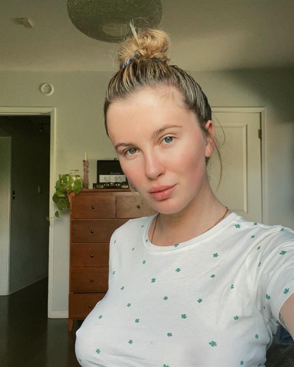 Ireland Baldwin braless boobs in a little white top showing off her big tits pokies and her tattoos wearing little shorts as well.