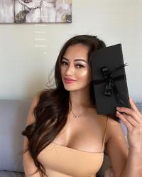 Jenny Ayyeitznhi taking a selfie