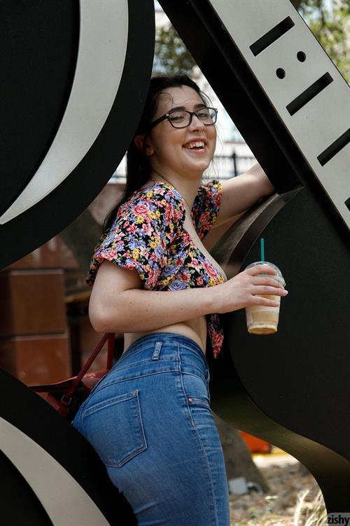 Ophelia Palantine in Jeans