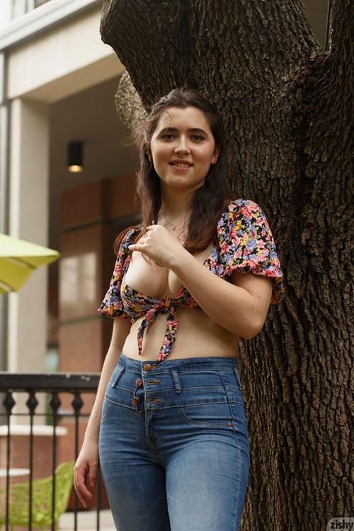 Ophelia Palantine in Jeans