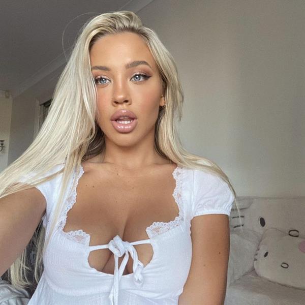 Tammy Hembrow areola peek with her braless boobs in a white top showing nice cleavage with her big tits.
