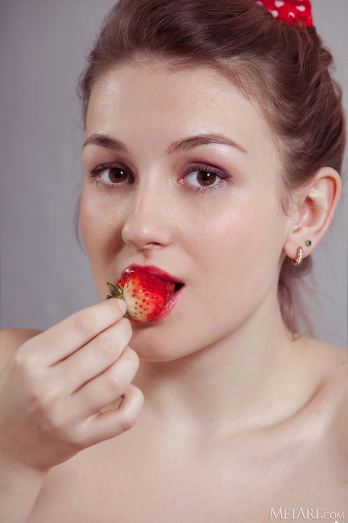 Isabele Shows Firm Curves