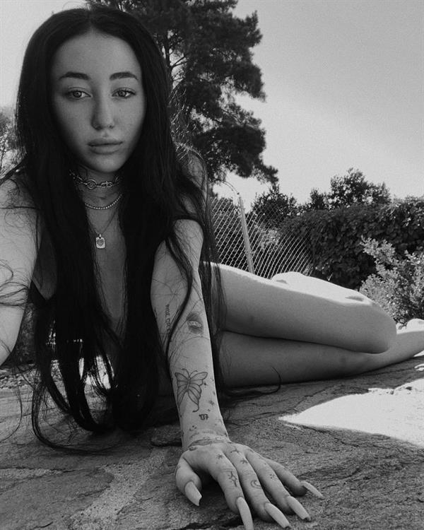 Noah Cyrus nude new photo posing fully naked with her hair covering her topless boobs zoom in to see her pussy area with her legs together.