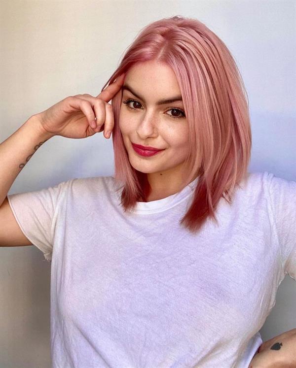 Ariel Winter braless boobs in a slightly see through top showing off her big tits as well as her sexy abs and new pink hair.