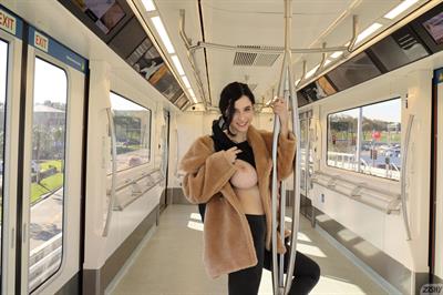 Giulia Wylde Flashing her Boobs