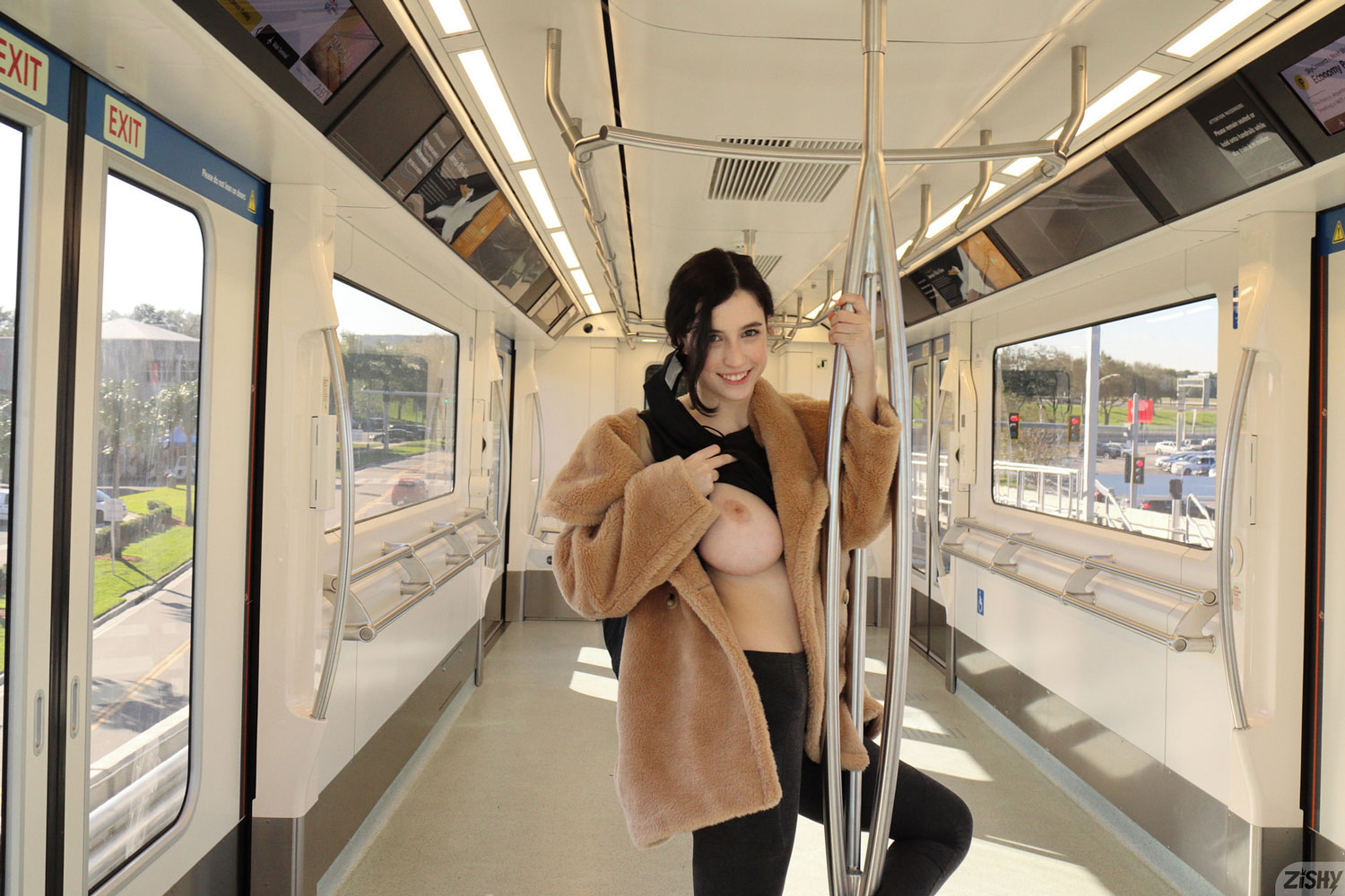 Giulia Wylde Flashing her Boobs