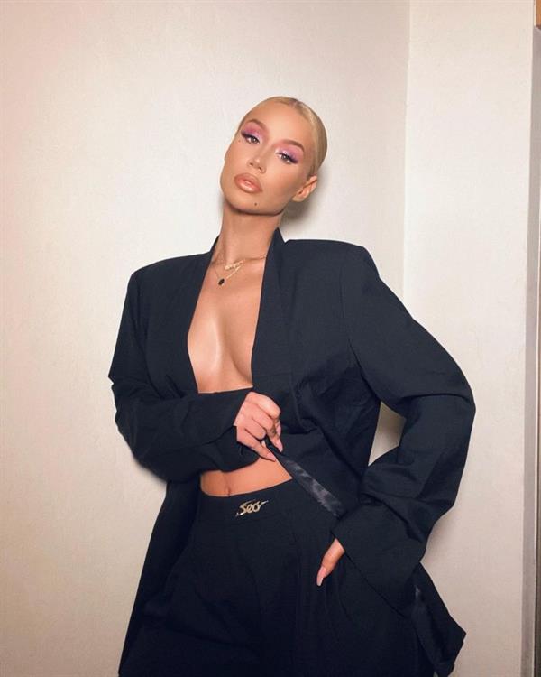 Iggy Azalea braless boobs showing nice cleavage with her big tits in an open top.