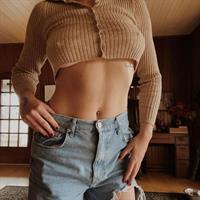 Ireland Baldwin braless boobs showing nice underboob cleavage and pokies with her big tits in a sexy little top.