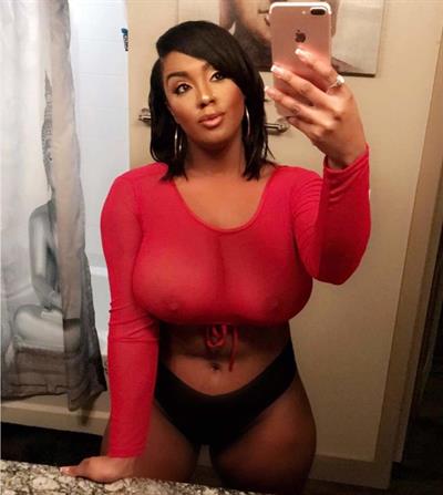 Layton Benton taking a selfie