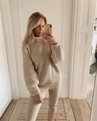 Alexandra Bring taking a selfie