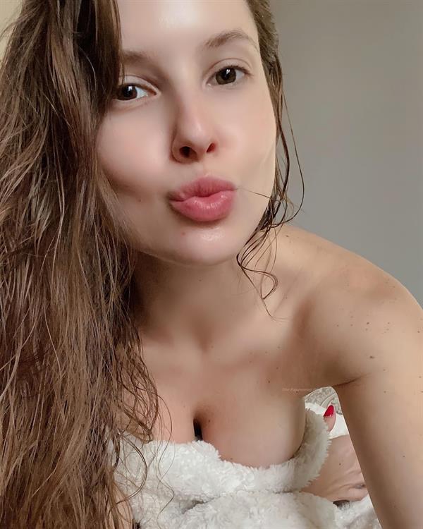 Amanda Cerny taking a selfie