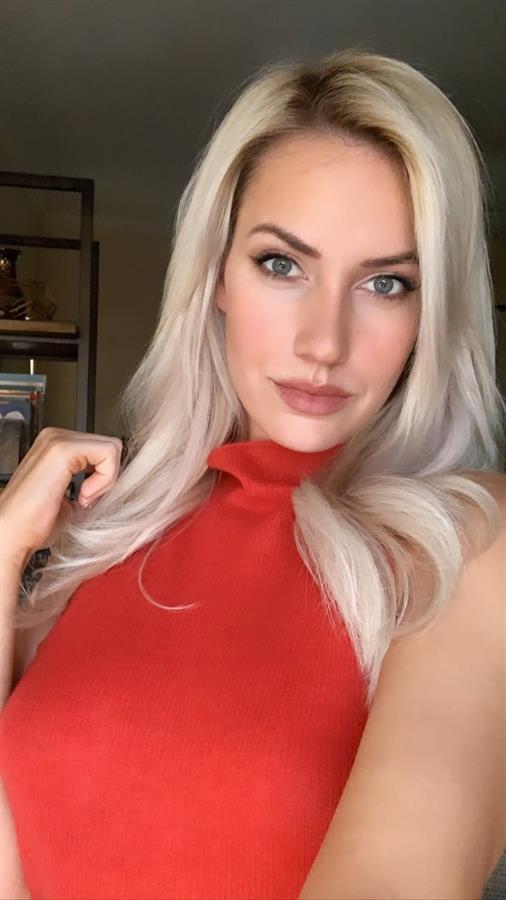 Paige Spiranac taking a selfie