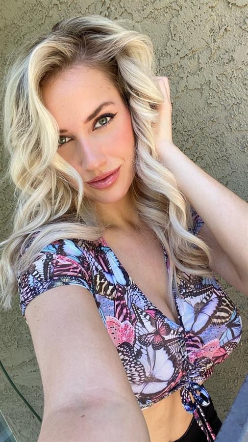 Paige Spiranac taking a selfie