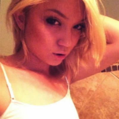 Dakota Skye taking a selfie