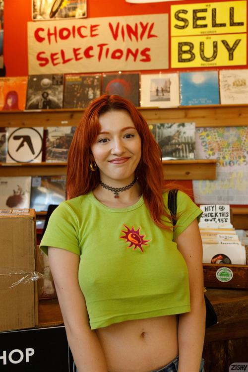 Busty Keely Rose in Jeans