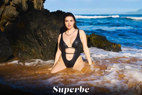 Lola Johnson Bikini Pictures Lola Johnson castaway