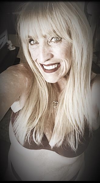 Lots of selfie pics of sexy ole me?