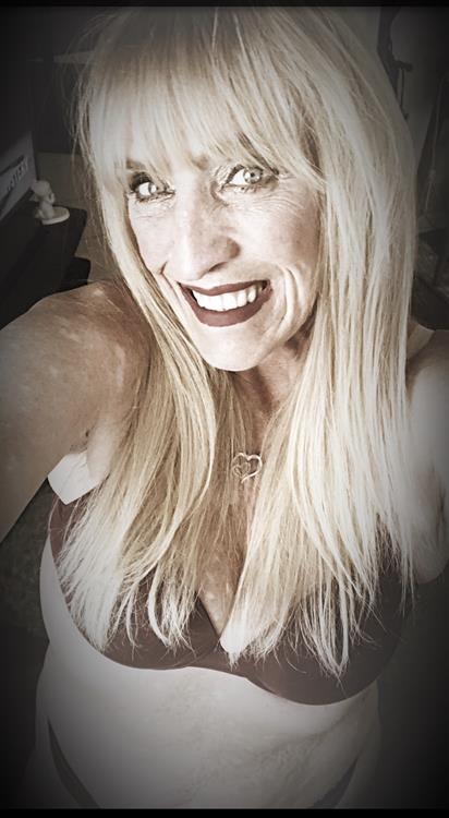 Lots of selfie pics of sexy ole me?