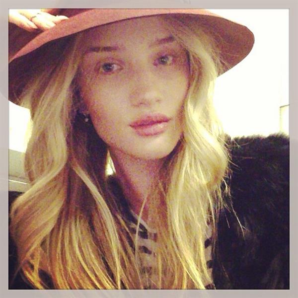 Rosie Huntington-Whiteley taking a selfie