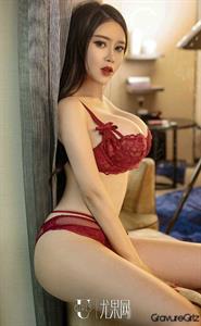 Dai Nuo Xin in lingerie taking a selfie