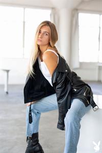 Irina Ri in Jeans