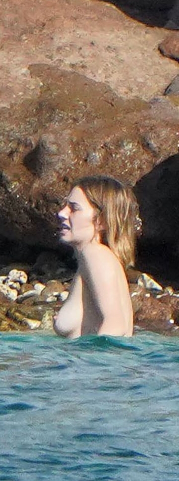 Maya Hawke - breasts