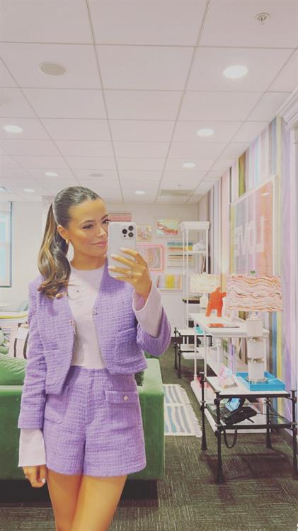 Miranda Cosgrove taking a selfie