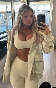 Mia Woodhall taking a selfie