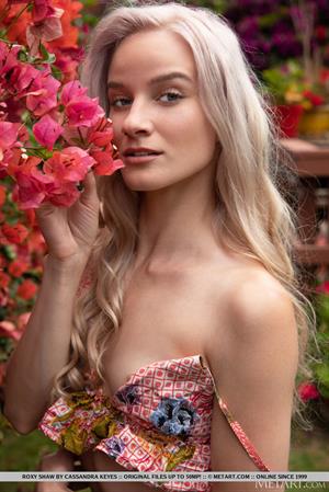 Roxy Shaw Nude Pictures Yard Secrets