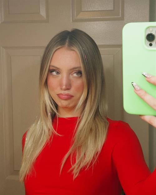 Riley Hubatka Selfie Pictures Riley Hubatka taking a selfie