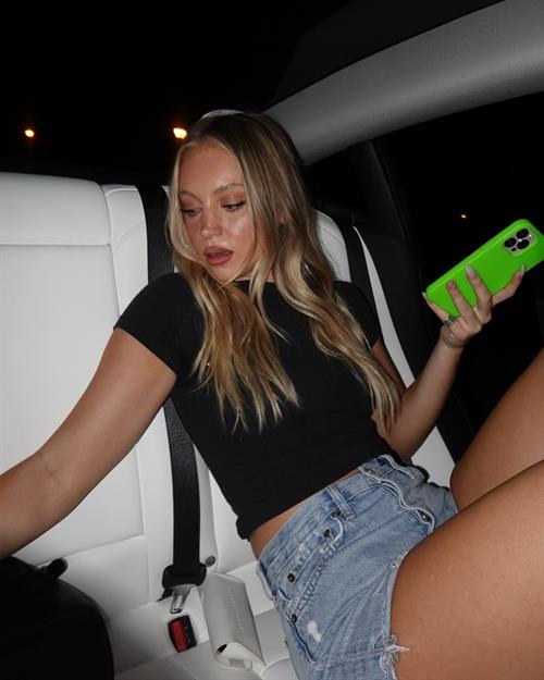 Riley Hubatka Pictures Riley Hubatka